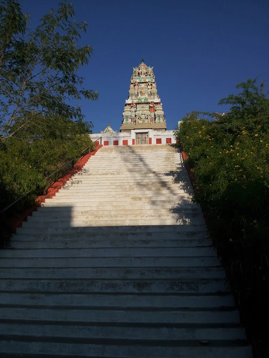 Steps and entrance of Alagumalai Muthukumaraswamy Temple
